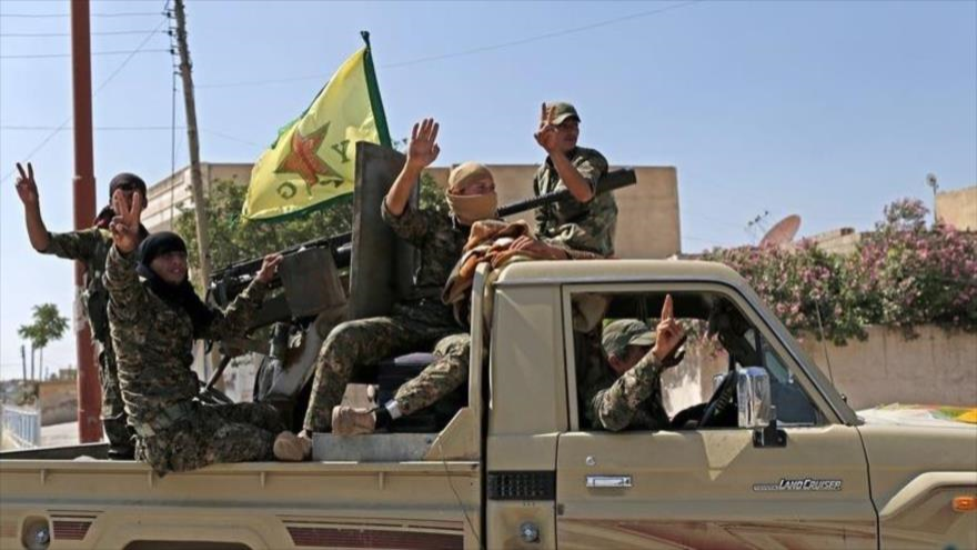 Combatientes kurdos de las Unidades de Protección del Pueblo (YPG) en la ciudad de Tal Abyad