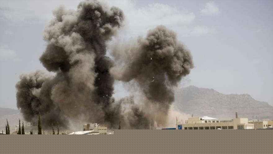 Humo generado por los bombardeos saudíes en Yemen