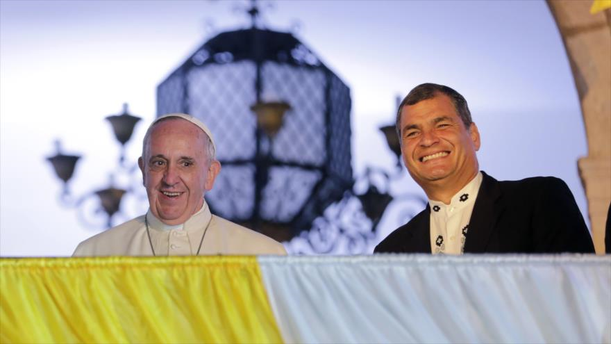 El Presidente de Ecuador, Rafael Correa (decha), recibió al Papa Francisco, en el Palacio de Carondelet para mantener una reunión privada.