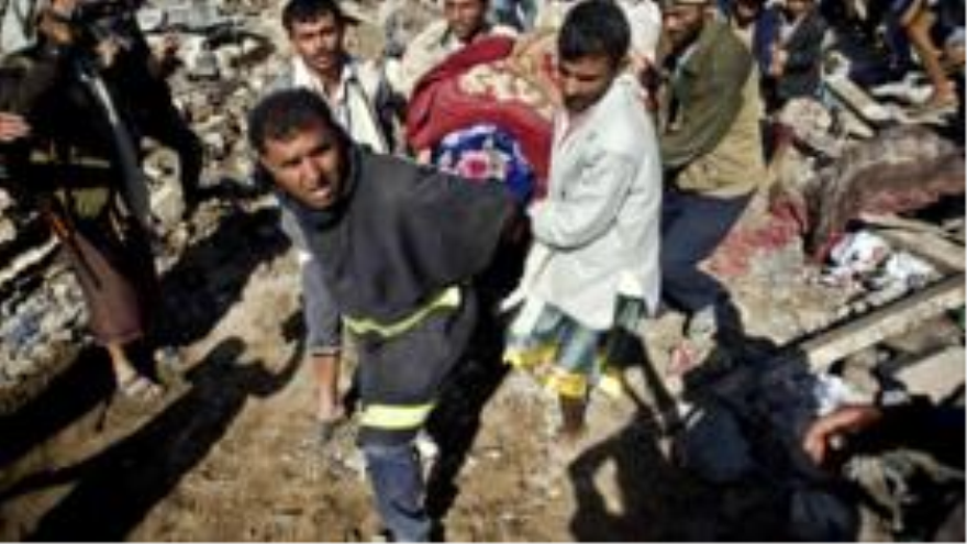 Varias personas portan un cadáver tras un bombardeo saudí en Yemen.