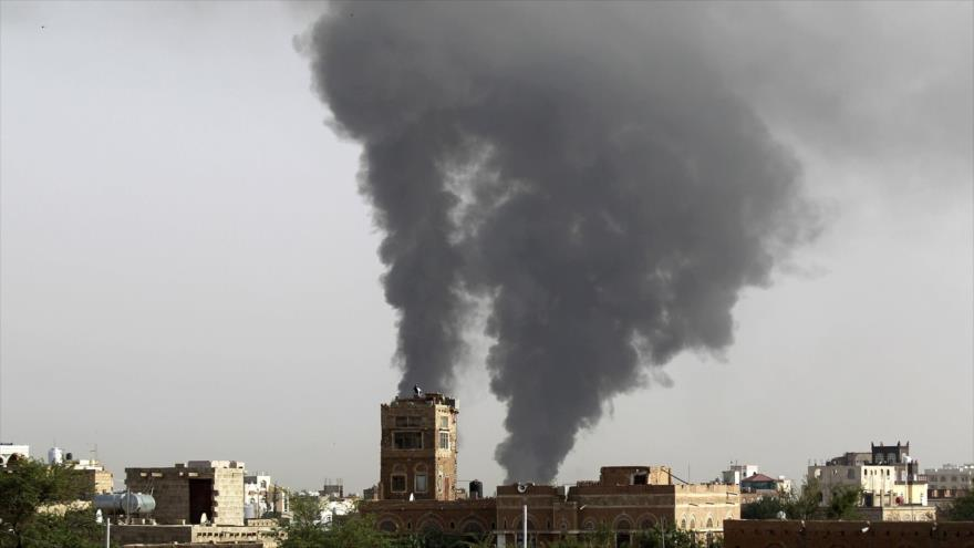 Columnas de humo tras un ataque aéreo saudí contra una zona en saná, capital de Yemen, 7 de julio de 2015.
