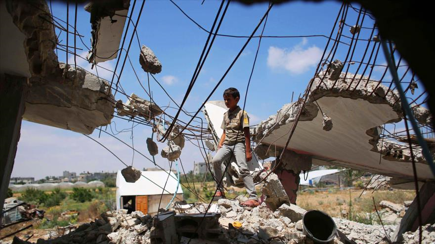 Un niño palestino entre las ruinas de su casa en la Franja de Gaza