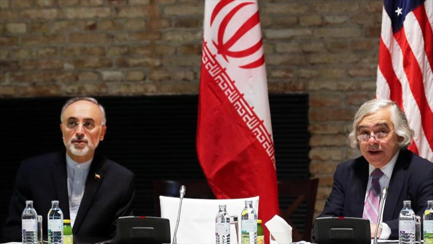 El jefe de la OEAI, Ali Akbar Salehi (izda), y el secretario de Energía de EE.UU., Ernest Moniz, en Viena.