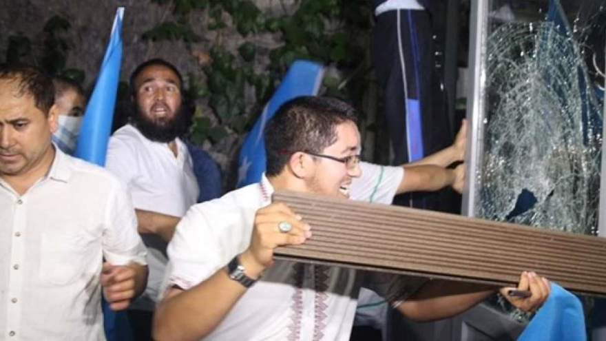 Turcos atacan el consulado de Tailandia en Estambul, para protestar contra la deportación de musulmanes uigures. 8 de julio de 2015