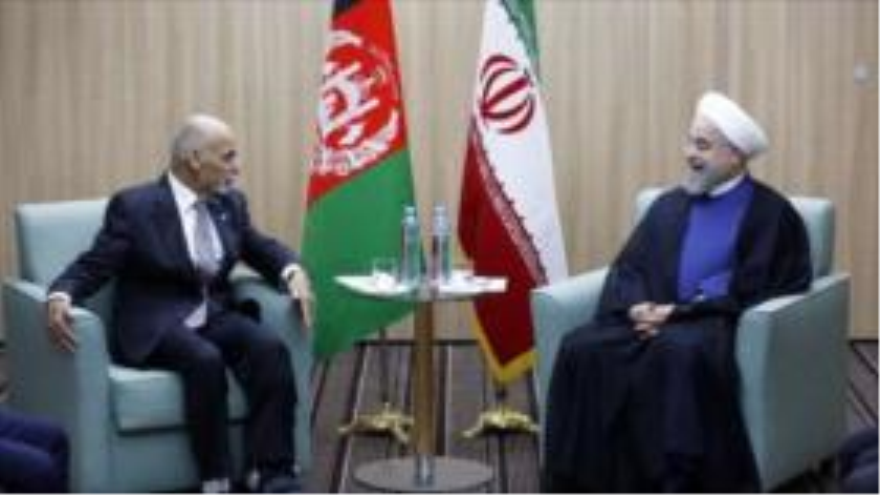 El presidente de Irán, Hasan Rohani (dcha), se reúne con su homólogo afgano, Ashraf Qani, en la ciudad rusa de Ufá, capital de la República de Baskortostán. 9 de julio de 2015