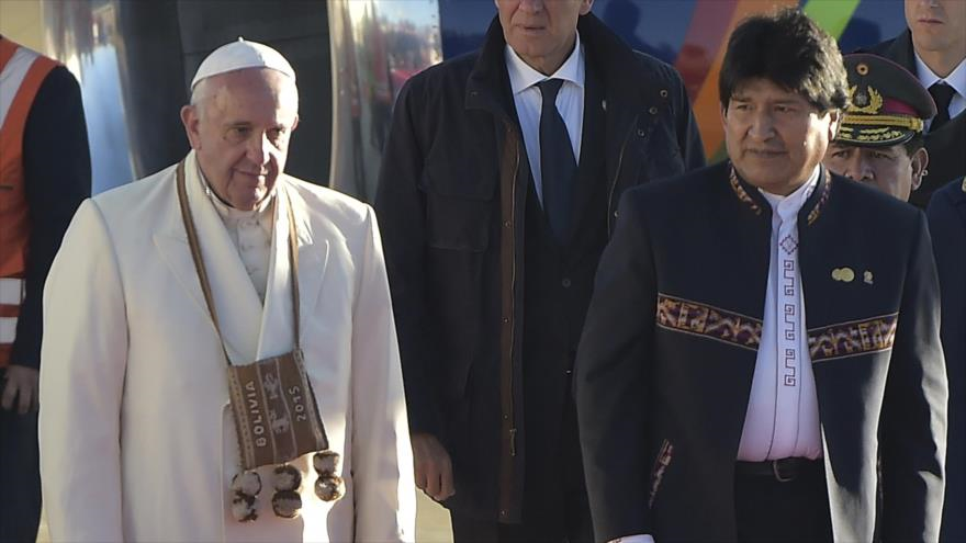El presidente boliviano, Evo Morales, recibe al papa Francisco a su llegada al país suramericano. 09 de julio de 2015