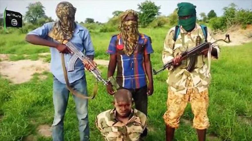Los integrantes del grupo terrorista Boko Haram decapitan a un soldado nigeriano.