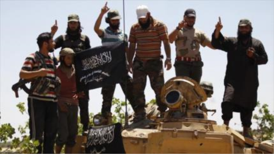 Elementos del grupo terrorista Frente Al-Nusra cerca de las fronteras sirias con El Líbano