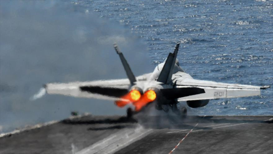 Un cazabombardero estadounidense modelo F-18 Hornet despegando desde un portaaviones de la Marina de EE.UU.