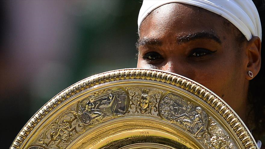 La tenista estadounidense Serena Williams gana su sexto título en Wimbledon tras vencer a la española Garbiñe Muguruza. 11 de julio de 2015