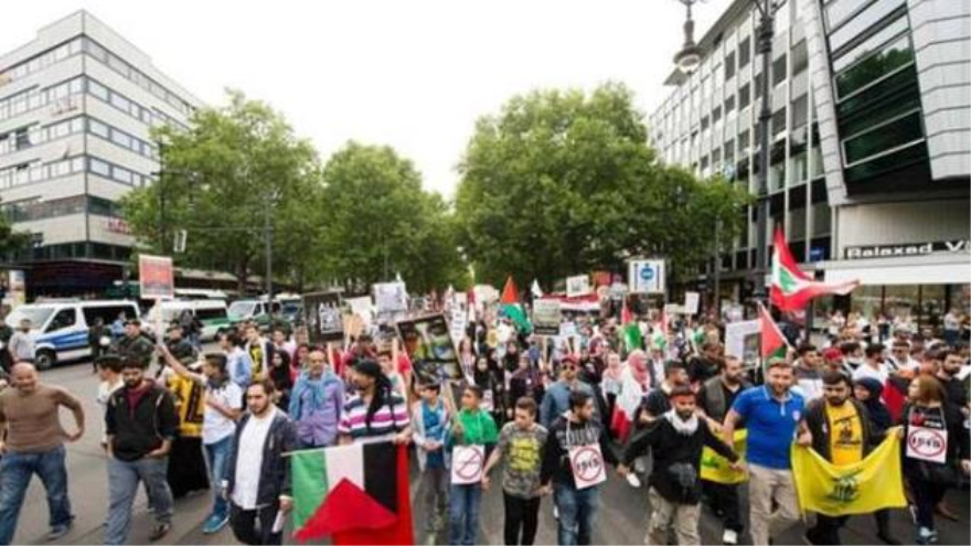 Los alemanes marchan en contra de las atrocidades del régimen israelí en el Día Mundial de Al-Quds. 11 de julio de 2015