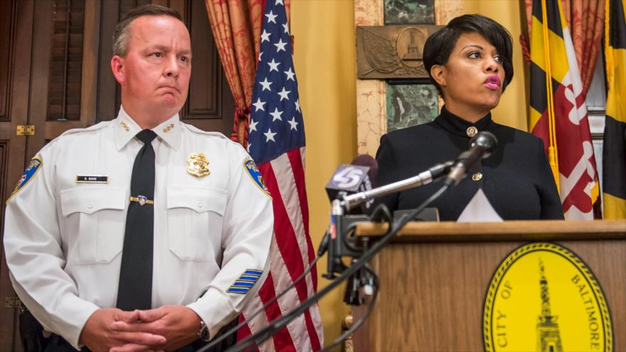 El el interino del Comisionado de Policía, Kevin Davis y la alcadesa de Baltimore Stephanie Rawlings-Blakey
