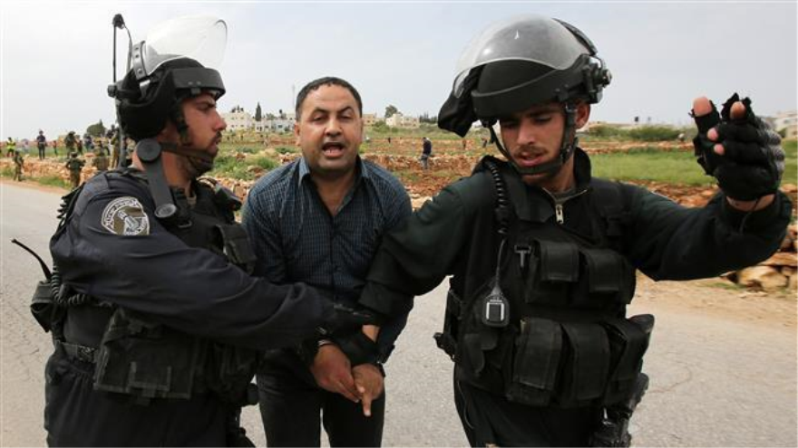 Dos soldados israelíes detienen a un palestino durante una manifestación en el pueblo de Nabi Saleh Nabi Saleh (localidad situada en Cisjordania ocupada). 28 de marzo de 2015