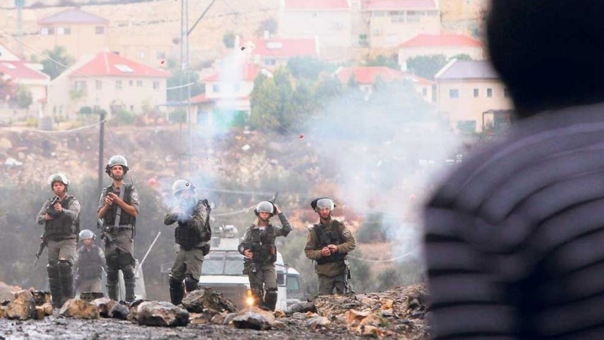 Militares israelíes disparan contra civiles palestinos.