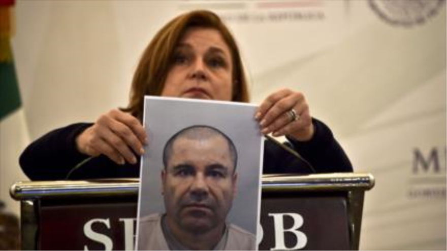 Procuradora general de la República, Arely Gómez, muestra foto de El Chapo.