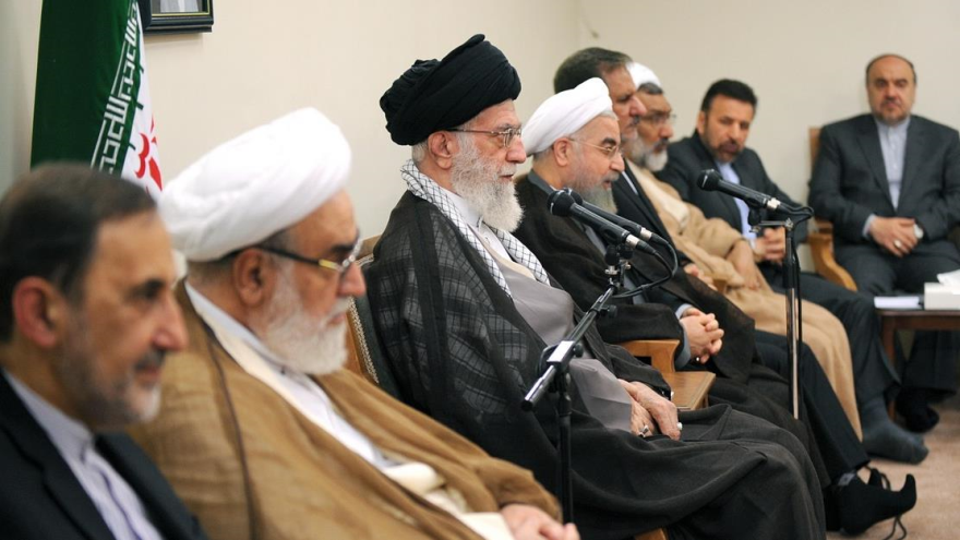 El Líder de la Revolución Islámica de Irán, el ayatolá Seyed Ali Jamenei, junto con el presidente iraní Hasan Rohani y el gabinete presidencial, 14 de julio de 2015.