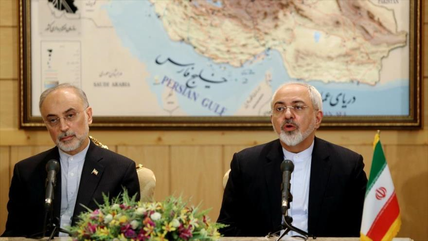 El jefe de la Organización de Energía Atómica de Irán (OEAI) (iza.), Ali Akbar Salehi, y el canciller iraní, Mohamad Yavad Zarif (dcha.), en la rueda de prensa en Teherán, capital del país persa, 15 de julio de 2015.