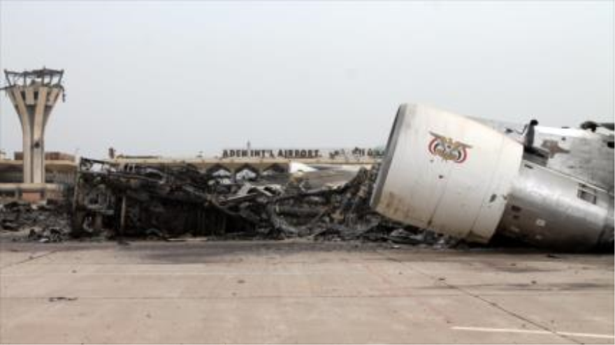 Los restos de un avión se ve en la pista del Aeropuerto Internacional de Adén. 14 de julio 2015