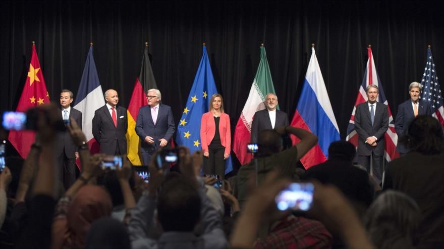 Altos representantes de Irán, la UE y el G5+1 tras el anuncio de la conclusión de los diálogos, en Viena. 14 de julio de 2015.