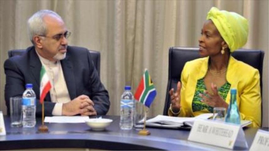 El ministro de Exteriores iraní, Mohamad Yavad Zarif, y la canciller sudafricana, Maite Nkoana-Mashabane. Octubre de 2013.