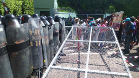 Policías chocan con padres de los 43 normalistas en Iguala