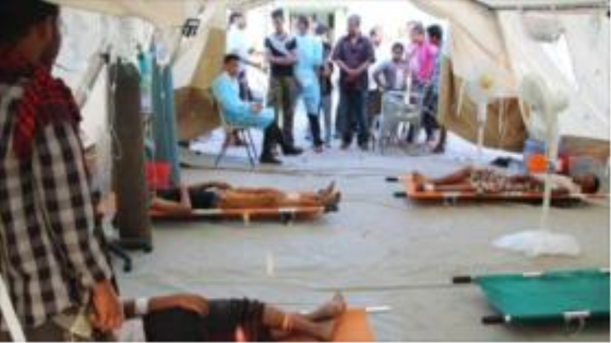 Civiles yemeníes heridos en ataques saudíes reciben tratamientos médicos en una tienda. 