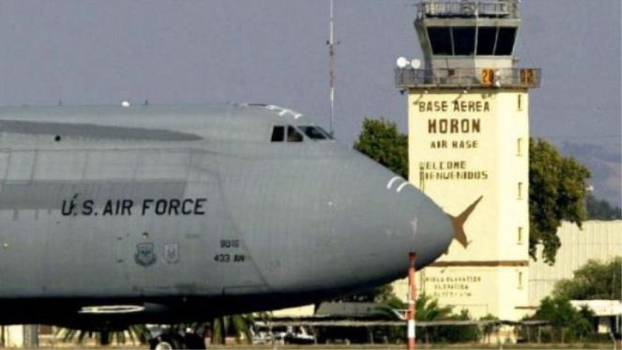 Un avión cisterna de la Fuerza Aérea de EE.UU., en la base aérea de Morón de la Frontera, en el sur de España.