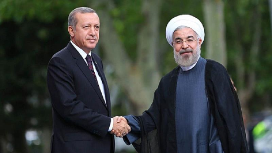 El presidente de Irán, Hasan Rohani (dcha), y su homólogo de Turquía, Recep Tayyip Erdogan.