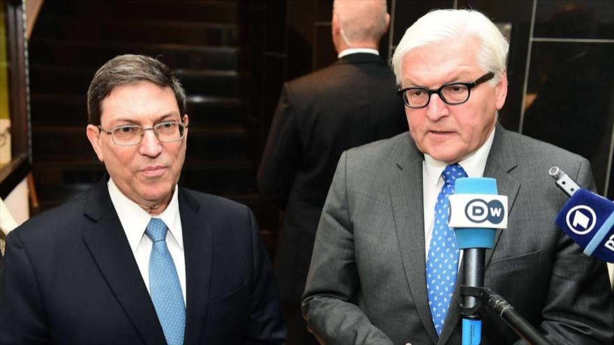 Rodríguez (izquierda) y Steinmeier (derecha) hablan con los periodistas.