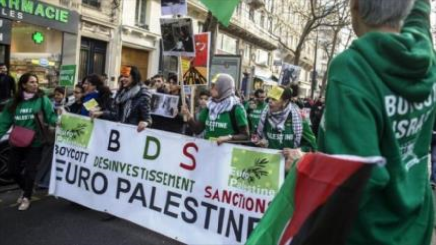 Manifestantes de la campaña francesa pro Boicot, Desinversión y Sanciones contra el régimen israelí en el día internacional de solidaridad con el pueblo palestino en noviembre de 2014.
