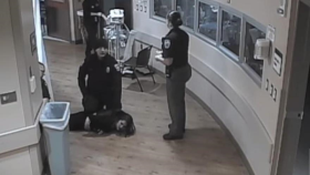 Vídeo: Policía de EEUU le rompe los dientes a una joven esposada