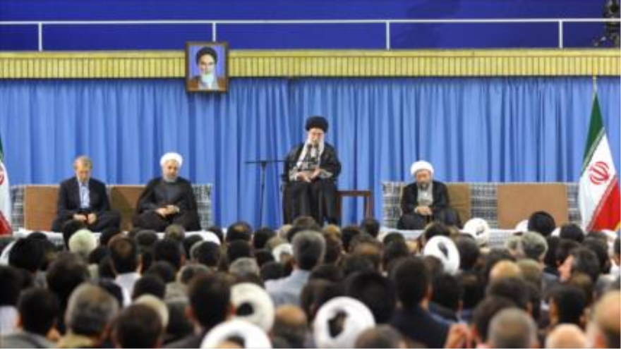 El Líder de de la Revolución Islámica de Irán, el ayatolá Seyed Ali Jamenei, en una reunión con autoridades iraníes y representantes y diplomáticos de varios países islámicos. 18 de julio de 2015