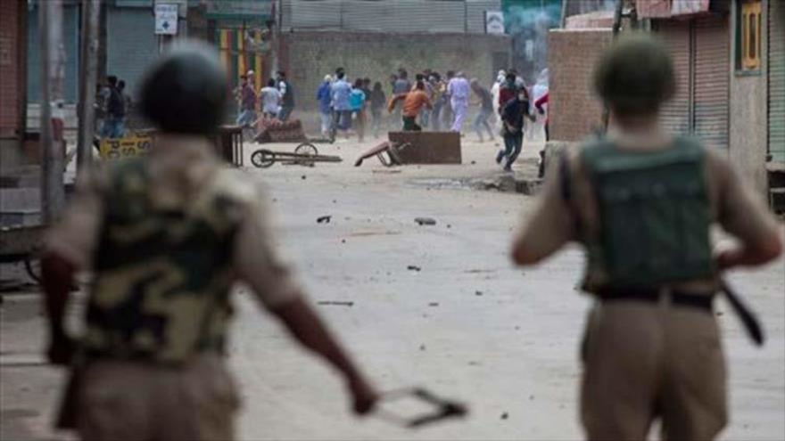Manifestantes cachemiros se enfrentan con la policía en Srinagar, principal ciudad de la Cachemira administrada por La India. 17 de julio de 2015.
