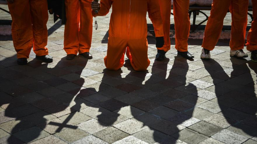 EIIL, con miles de integrantes regionales, europeos y norteamericanos, actúa en varios países de Oriente Medio y África y comete crímenes de lesa humanidad, entre ellos ejecuciones sumarias y secuestros masivos contra las minorías religiosas y étnicas.