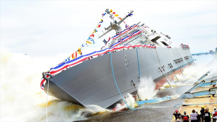 Botan la nave de combate litoral, USS Little Rock, en el astillero Marinette, en Wisconsin (en el norte de los Estados Unidos) 