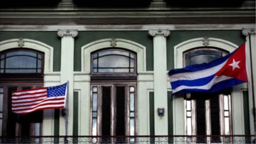 Una bandera cubana y una estadounidense ondean en el balcón del Hotel Saratoga en La Habana.