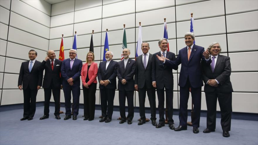 Irán y el G5+1 posan para las fotos tras la conclusión de los diálogos nucleares en Viena.