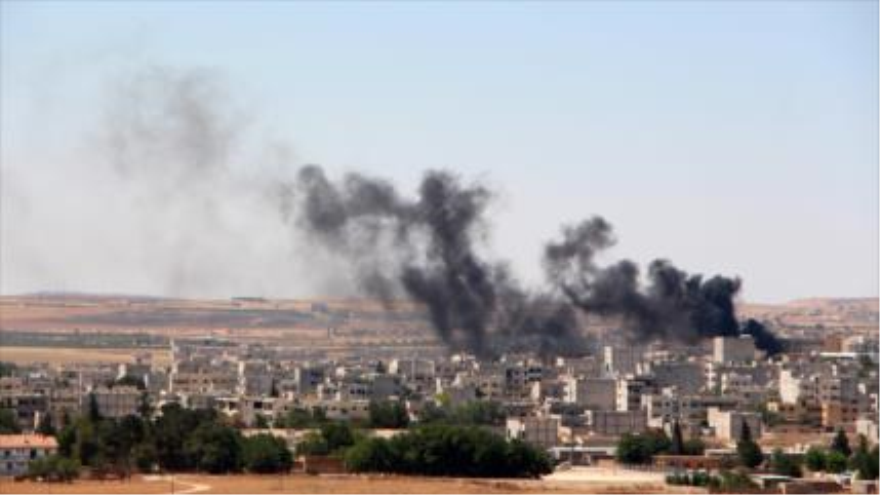 Columna de humo provocada por una explosión en la ciudad siria de Kobani