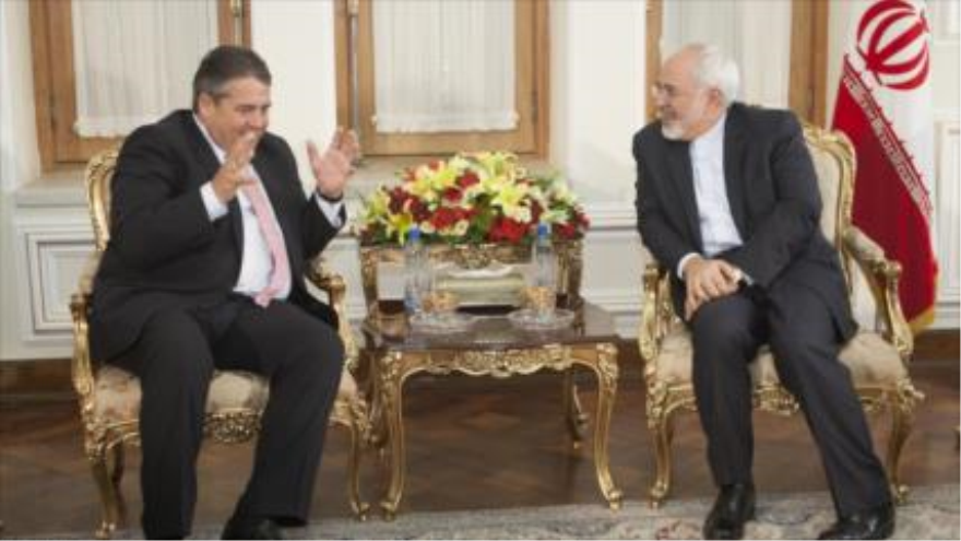 Sigmar Gabriel, vicecanciller alemán (izquierda) reunido con el ministro de Asuntos Exteriores de Irán, Mohamad Yavad Zarif en Teherán, capital de Irán. 20 de julio de 2015