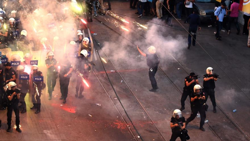 Policia antidisturbios dispara gases lacrimógenos contra los manifestantes que salieron a las calles de Estambul tras el atentado de Suruç. 20 de julio de 2015.