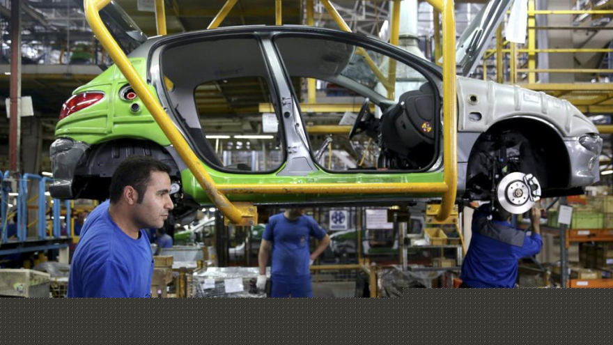 Línea de producción de la compañía automovilística Iran Khodro (IKCO, por sus siglas en inglés) en Teherán, la capital persa. 