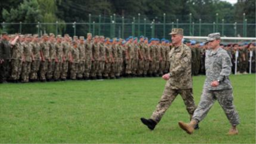 Militares ucranianos y estadounidenses participan en la ceremonia de la apertura de las maniobras conjuntas OTAN-Ucrania en la ciudad ucraniana de Leópolis. 20 de julio de 2015
