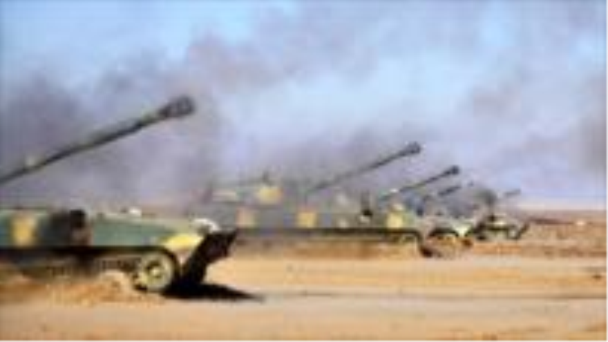 Fuego de artillería siria durante una maniobra militar.