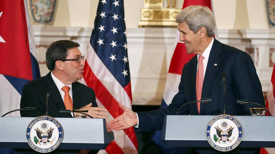 El canciller cubano, Bruno Rodríguez Parrilla (izq), y su homólogo estadounidense, John Kerry, durante una rueda de prensa conjunta celebrada el 20 de julio de 2015 en Washington, capital de EE.UU.