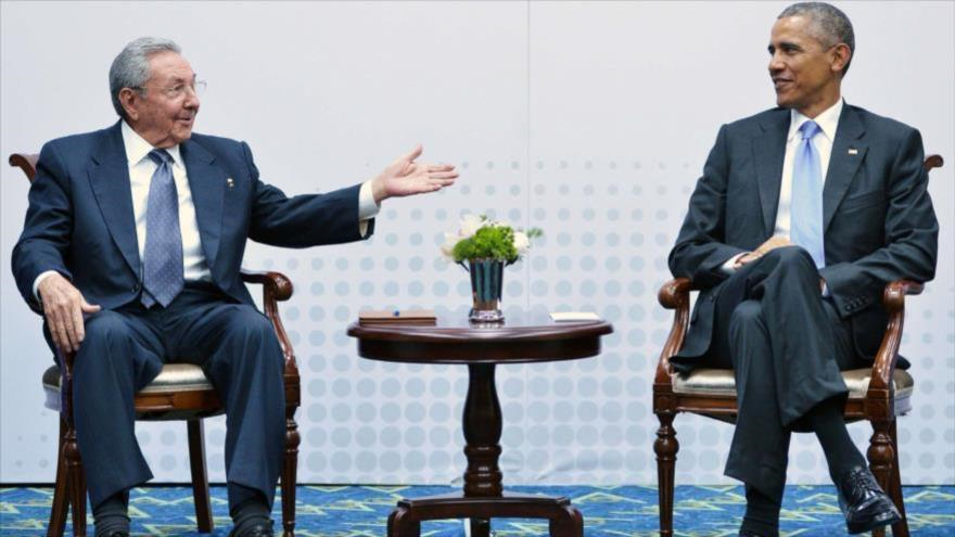 El presidente de Cuba, Raúl Castro (izqda.), y su homólogo de Estados Unidos, Barack Obama.