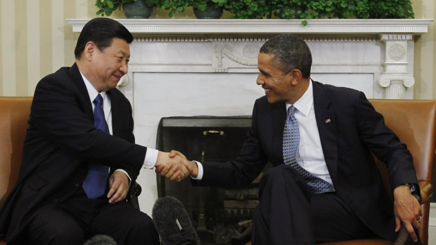 Los presidentes de EE.UU., Barack Obama (dcha), y de China, Xi Jinping, se estrechan la mano.