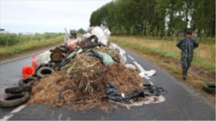 Los agricultores franceses cierran autopistas en demanda de mejores precios para sus producciones,