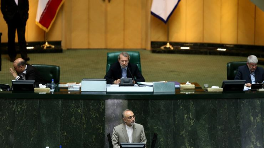 El jefe de la OEAI, Ali Akbar Salehi (centro abajo), comparece ante el Parlamento iraní para explicar sobre el JCPOA. 21 de julio de 2015