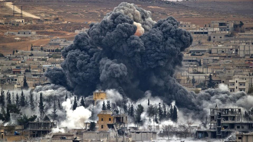 Explosión generada por los bombardeos de la llamada coalición anti-EIIL en Siria.
