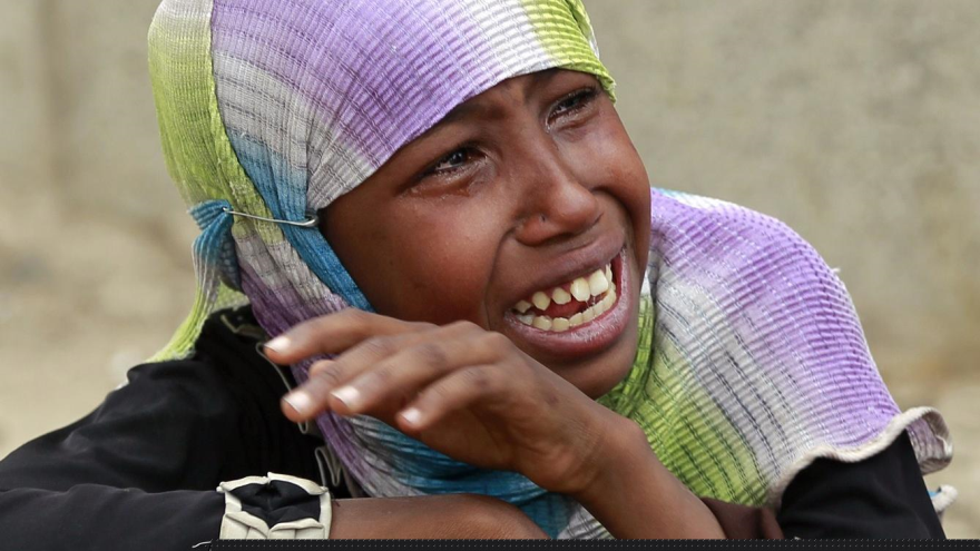 Una chica yemení llora por la muerte de sus familiares en un ataque aéreo de Arabia Saudí contra la ciudad capitalina de Saná, el 13 de julio de 2015.